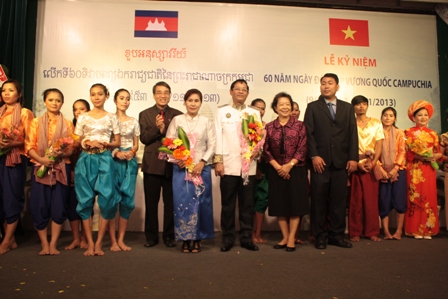 ການນຳຫວຽດນາມອວຍພອນ ການນຳລາຊະອານາ ຈັກກຳປູເຈຍໃນໂອກາດ ສະເຫຼີມສະຫຼອງວັນຊາດ ຄົບຮອບ 60 ປີ