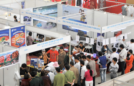 ໄຂງານຕະຫຼາດນັດການຄ້າສາກົນຫວຽດນາມ-ຈີນຢູ່ແຂວງລາວກາຍ