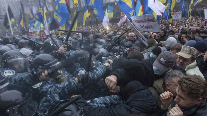 ການແຫ່ຂະບວນປະທ້ວງຢູ່ຢູແກຼນຄັດຄ້ານຂໍ້ຕົກລົງຍົກເລີກສົນທິສັນຍາຮ່ວມສຳພັນກັບອີຢູ