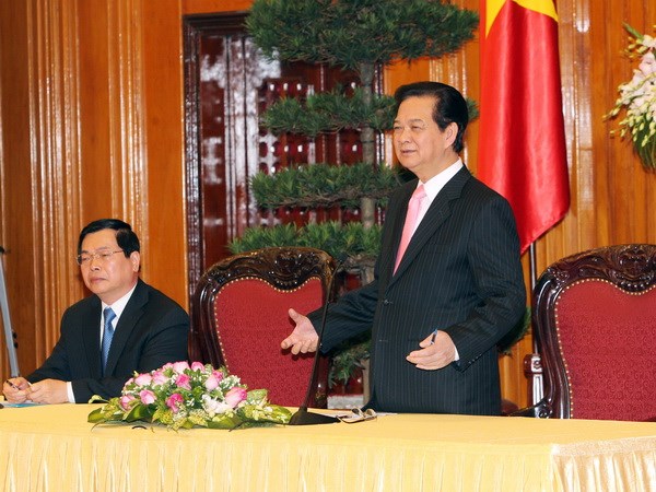 ນາຍົກລັດຖະມົນຕີຫງວຽນເຕີນຢູ້ງຕ້ອນຮັບບັນດາຜູ້ທີ່ປຶກສາ,ຜູ້ຕາງໜ້າດ້ານການຄ້າຫວຽດນາມຢູ່ຕ່າງປະເທດ