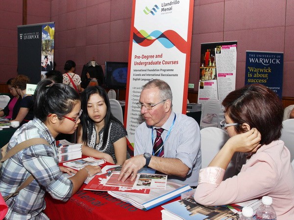 ລັດຖະມົນຕີລາຊະອາ ນາຈັກອັງກິດຢ້ຽມຢາມ ຫວຽດນາມ