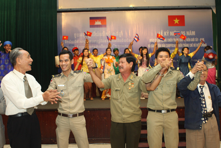 ຫຼາຍທ້ອງຖິ່ນສະເຫຼີມສະຫຼອງ 35 ປີແຫ່ງວັນ ໄຊຊະນະລະບອບ ດັບສູນເຊື້ອຊາດຢູ່ ກຳປູເຈຍ