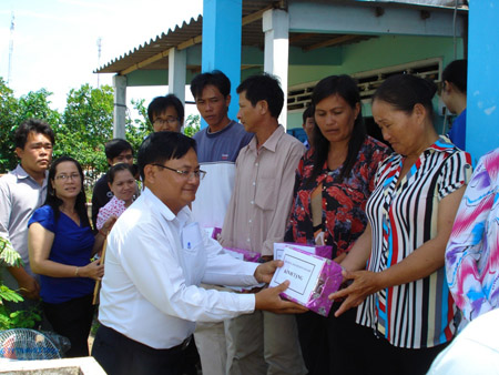 ບັນດາທ້ອງຖີ່ນໜູນຊ່ວຍຜູ້ທຸກຍາກຕ້ອນຮັບບຸນເຕັດ