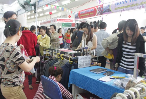 ກວ່າ 300 ຮ້ານວາງສະແດງເຂົ້າຮ່ວມງານຕະຫຼາດນັດລະດຸບານໃໝ່ 2014 ຢູ່ນະຄອນ ດານັ້ງ