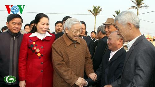 ທ່ານເລຂາທິການໃຫຍ່ ຫງວຽນຟູ໋ຈ້ອງ ຢ້ຽມຢາມ ແລະ ເຮັດວຽກຢູ່ແຂວງ ທ໋າຍບິງ