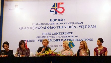 ການເຄື່ອນໄຫວຕ່າງໆສະເຫຼີມສະຫຼອງ 45 ປີແຫ່ງວັນສ້າງຕັ້ງການພົວພັນທາງການທູດຊູແອດ-ຫວຽດນາມ