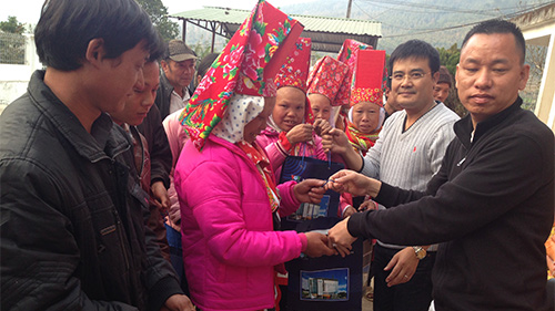 VOV ຢ້ຽມຢາມແລະ ມອບຂອງຂວັນບຸນປີໃໝ່ ໃຫ້ ປຊຊ ທຸກຍາກບັນດາ ຕາແສງເຂດຊາຍແດນ