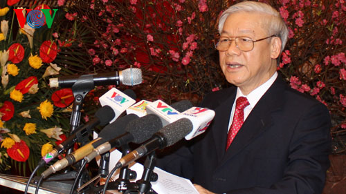 ທ່ານເລຂາທິການໃຫຍ່ຫງວຽນຟູຈ້ອງອວຍພອນປີໃຫມ່ປັນຍາຊົນ,ນັກວິທະຍາສາດ ,ສິລະປິນດີເດັ່ນ