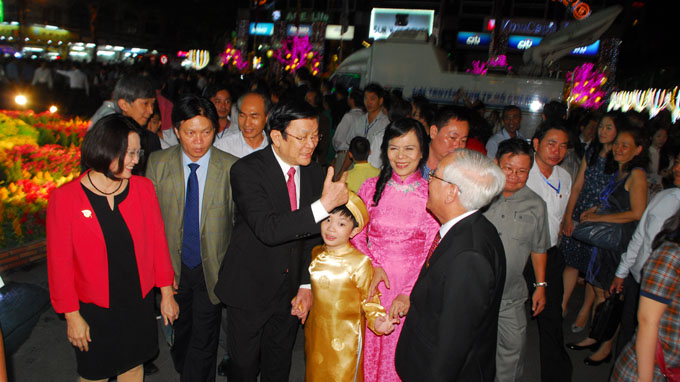 ໄຂງານບຸນຖະຫນົນດອກໄມ້ຫງວຽນເຫ້ວຢູ່ນະຄອນໂຮ່ຈິມີນ