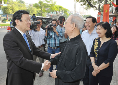 ປະທານປະເທດເຈືອງເຕີນຊາງຢ້ຽມຢາມແລະອວຍພອນປີໃໝ່ປະຊາຊົນນະຄອນໂຮ່ຈີມິນ