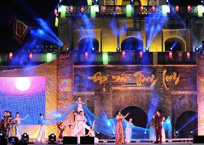 ຊາວຫວຽດນາມໃນທົ່ວປະເທດຕ້ອນຮັບບຸນປີໃໝ່ປີມະເມຍ 2014