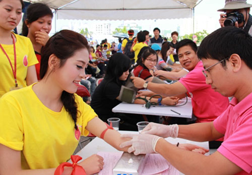 ສະເຫລີມສະຫລອງ20ປີແຫ່ງການປະຕິບັດວຽກງານບໍລິຈາກເລືອດໂດຍສະໝັກໃຈ