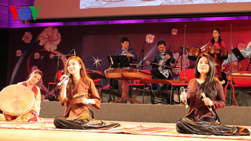 ຊາວຫວຽດນາມອາໄສຢູ່ຝຣັ່ງຈັດຕັ້ງພິທີຕ້ອນຮັບລະດູບານໃໝ່