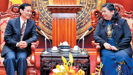 ທ່ານນາງຮອງປະທານສະພາແຫ່ງຊາດ ຕອງທິຟ໋ອງ ຕ້ອນຮັບຄະນະຜູ້ແທນກຳມາທິການວັດທະນະທຳ - ສັງຄົມ ສະພາແຫ່ງຊາດ ລາວ