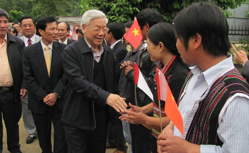 ທ່ານເລຂາທິການໃຫ່ຍ ຫງວຽນຟຸຈ້ອງຢ້ຽມຢາມ ແລະເຮັດວຽກຢູ່ເທື່ອທຽນເຫ້ວ