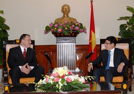 ຮອງນາຍົກລັດຖະມົນຕີ ຟ້າມບິງມິງໃຫ້ການຕ້ອນ ຮັບເອກອັກຄະລັດຖະ ທູດມຽນມາ, ສະໂລວາເກຍຄົນໃໝ່