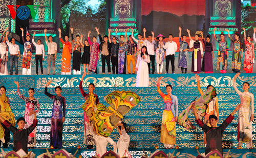 ງານບຸນເສື້ອຍາວ ຢູ່ Festival ເຫ້ວ 2014