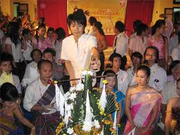 ນັກສຶກສາລາວຮຳ່ຮຽນຢູ່ດ້ຽນບຽນຕ້ອນຮັບບຸນປີໃໝ່ຢ່າງເບີດບານມ່ວນຊື່ນ