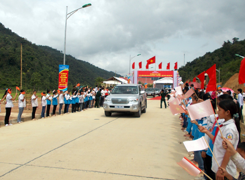 ແຂວງດ້ຽນບຽນເປີດສະຫຼອງເສັ້ນທາງປອນລອດ-ຫ້ວຍປວກ