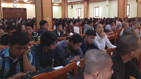 ນັກສຶກສາເກືອບ500ຄົນສະໝັກໃຈຮັບໃຊ້“ວັນບຸນວິສາຂະບູຊາ”2014