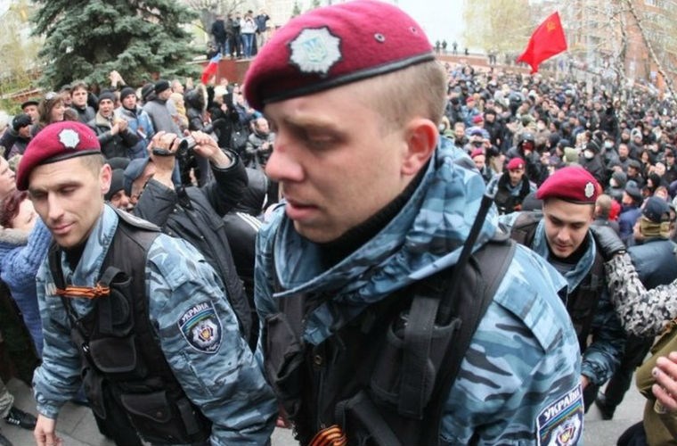 ຜູ້ແຫ່ຂະບວນປະທ້ວງຢູແກຼນຢືດຄອງຄ້າຍທະຫານຢູ່Donetsk