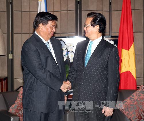 ນາຍົກລັດຖະມົນຕີ ຫງວຽນເຕິ໋ນຢຸງ ພົບປະເຈລະຈາກັບປະທານສະພາຕຳ່ ແລະ ສະພາສູງຟີລິບປິນ