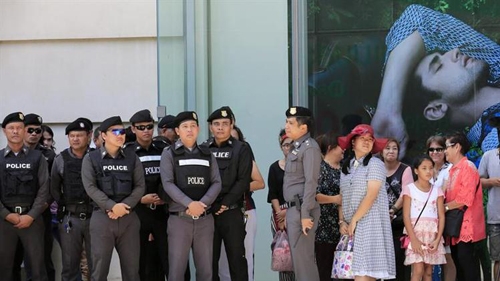 ໄທຜັນຂະຫຍາຍພົນທະຫານ,ຕຳຫຼວດສະກັດກັ້ນການແຫ່ຂະບວນປະທ້ວງຢູ່ບັງກອກ