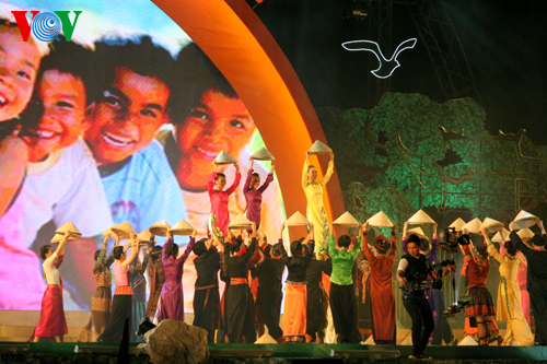 ມະຫາຄອບຄົວບັນດາເຜົ່າຫວຽດນາມຮ່ວມແຮງຮ່ວມໃຈສ້າງສາແລະປົກປັກຮັກສາປະເທດຊາດ