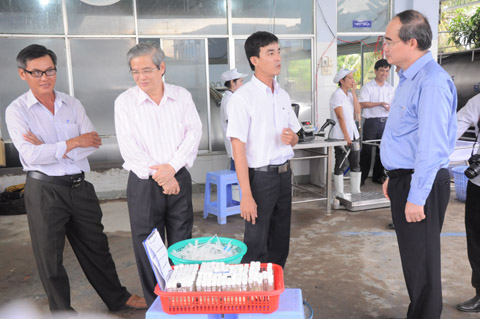 ປະທານຄະນະກຳມະການສູນກາງແນວໂຮມປະເທດຊາດຫວຽດນາມຢ້ຽມຢາມແລະເຮັດວຽກຢູ່ແຂວງຊອກຈັງ