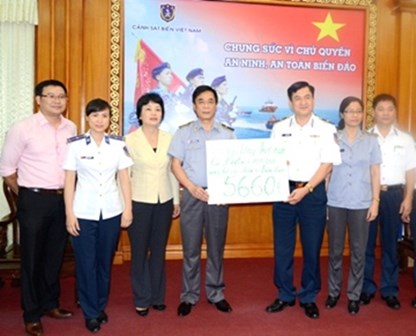 ປະຊາຄົມຊາວຫວຽດນາມອາໄສຢູ່ຕ່າງປະເທດປະກອບເງິນສະໜັບສະໜູນກຳລັງຕຳຫຼວດທະເລແລະກວດກາການປະມົງ