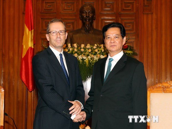 ນາຍົກລັດຖະມົນຕີຫງວຽນເຕີນຢູ້ງຕ້ອນຮັບເອກອັກຄະລັດຖະທູດອັງກິດແລະໂປໂລຍ