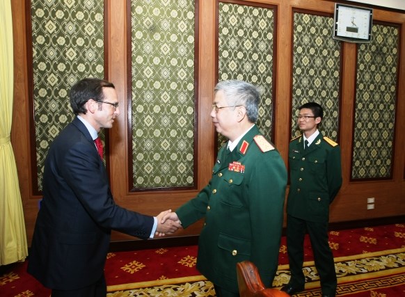 ຮອງລັດຖະມົນຕີກະຊວງປ້ອງກັນປະເທດຕ້ອນຮັບຜູ້ຕາງໜ້າຂອງປະທານາທິບໍດີອາເມລິກາ