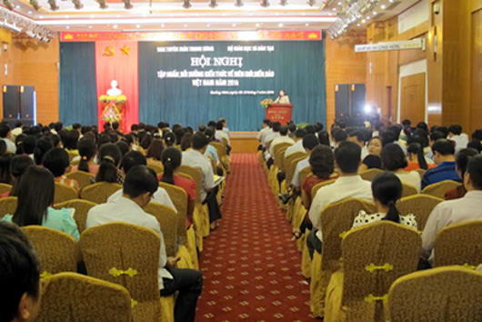 ຝຶກອົບຮົມຄວາມຮູ້ກ່ຽວກັບຊາຍແດນ,ທະເລ,ໝູ່ເກາະຫວຽດນາມໃຫ້ບັນດາພະນັກງານຄຸ້ມຄອງແລະຄູອາຈານ