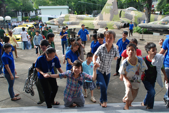 ການເຄື່ອນໄຫວແທດຈິງຫລາຍຢ່າງເນື່ອງໃນໂອກາດວັນເພື່ອຜູ້ປະສົບເຄາະຮ້າຍຈາກທາດຜິດສີສົ້ມ