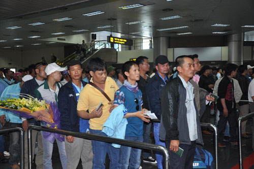 ກຳມະກອນ ຫວຽດນາມ ເກືອບ 100 ຄົນ ຈາກ ລີບີ ກັບເມືອປະເທດ