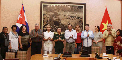 ພົນໂທໂດ໋ບ໋າຕິຕ້ອນຮັບຄະນະຜູ້ແທນກະຊວງບັນດາກຳລັງປະກອບອາວຸດປະຕິວັດກູບາ