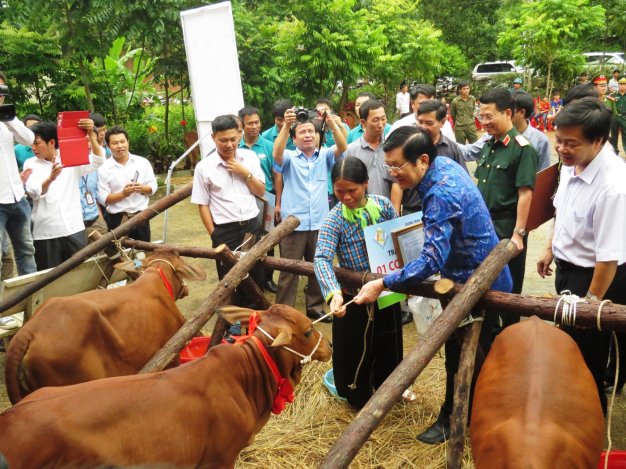 ປະທານປະເທດເຈືອງເຕີນຊາງເຂົ້າຮ່ວມພິທີມອບ ງົວພັນໃຫ້ຄົນທຸກຍາກ