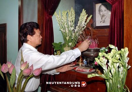 ນາຍົກລັດຖະມົນຕີຫງວຽນເຕີນຢູ້ງຖະຫວາຍທູບທຽນອາໄລຫາປະທານໂຮ່ຈີມິນ