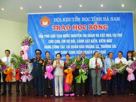 ຮອງປະທານປະເທດຫງວຽນທິຢວານມອບທຶນສຶກສາໃຫ້ລູກຫຼານຕຳຫຼວດທະເລ,ກຳລັງກວດກາການປະມົງ