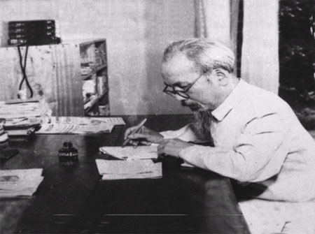 ພິໃນກຳຂອງປະທານໂຮ່ຈິມີນ-ແສງສະຫວ່າງຂອງພູມປັນຍາແລະ ຄວາມເຊື່ອໝັ້ນ