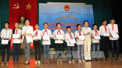 ທ່ານນາງຮອງປະທານປະເທດ ຫງວຽນທິຢວານ ຕ້ອນຮັບວັນບຸນໄຫວ້ພະຈັນພ້ອມກັບເດັກນ້ອຍນິງບິ່ງ