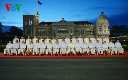 ຄະນະລັດຖະບານຊົ່ວຄາວໄທສະບານຕົວຮັບດຳລົງຕຳແໜ່ງ