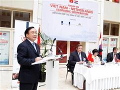 ທ່ານຮອງນາຍົກລັດຖະມົນຕີຮ່ວາງຈູງຫາຍຢ້ຽມຢາມແຟງລັງຢ່າງເປັນທາງການ