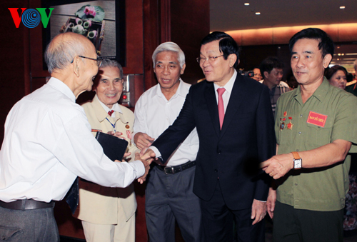 ປະທານປະເທດພົບປະ ກັບອະດີດນັກໂທດ ປະຕິວັດ