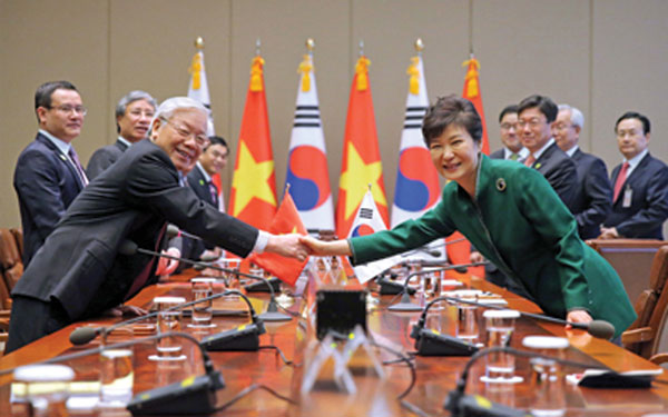 ປະທານາທິບໍດີ ສ.ເກົາຫຼີ Park Geun – Hye ຈັດງານລ້ຽງຮອງຮັບທ່ານເລຂາທິການໃຫຍ່ ຫງວຽນຟຸ້ຈ້ອງ