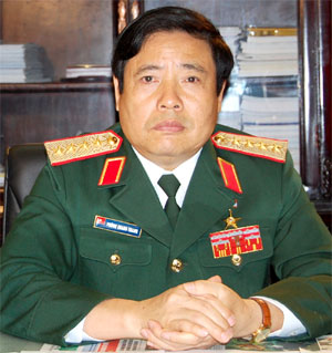 ລັດຖະມົນຕີກະຊວງປ້ອງກັນປະເທດຫວຽດນາມພົບປະກັບຜູ້ມີສິດເລືອກຕັ້ງແຂວງຮືງອຽນ