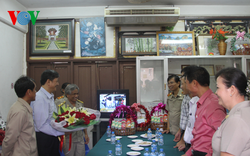 ຄະນະອະດີດນັກສຶກສາຫວຽດນາມຢູ່ລາວຕອບບຸນແທນຄຸນຄູອາຈານລາວ