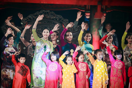 ຄວາມງາມຂອງແມ່ຍິງຫວຽດນາມຜ່ານລາຍການ“ຊຸດເສື້ອຍາວຂອງພວກເຮົາ”