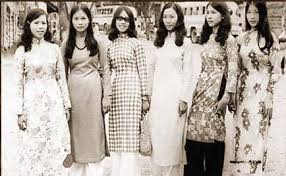 ເສື້ອຍາວເຊີດຊູຄວາມງາມຂອງແມ່ຍິງຫວຽດນາມ