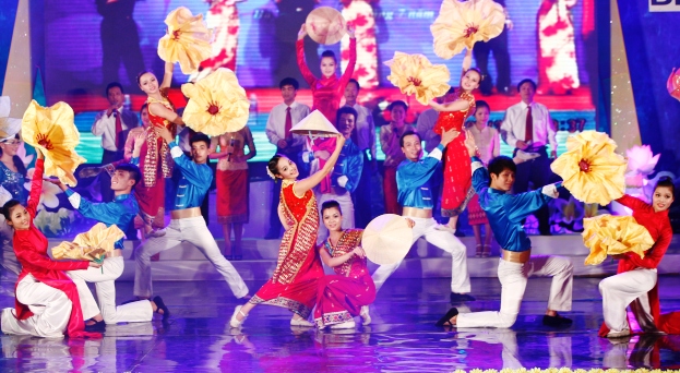 ຄະນະສິລະປະກອນກອງທັບປະຊາຊົນລາວຢ້ຽມຢາມແລະສະແດງຢູ່ຫວຽດນາມ